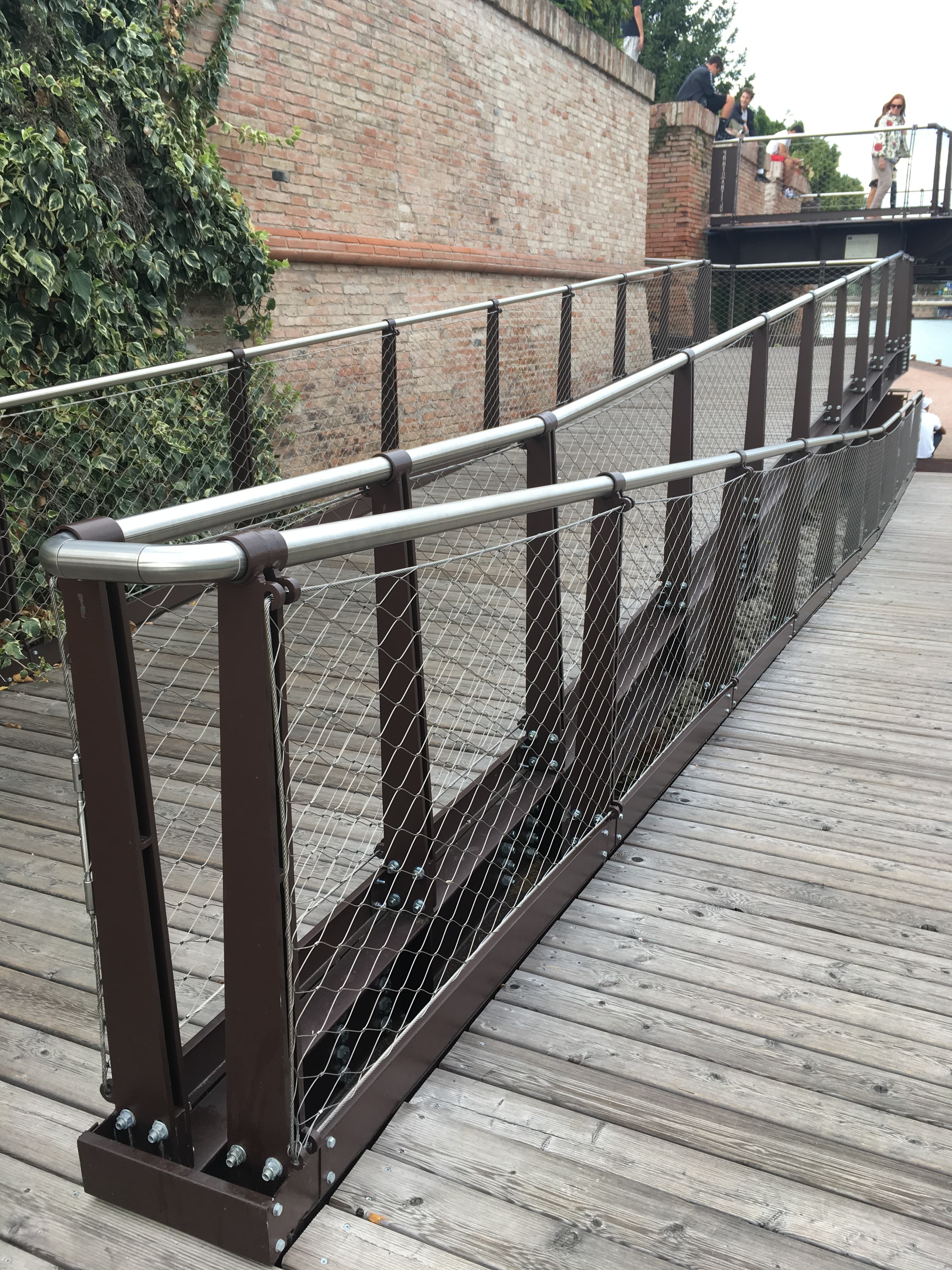 Сделали необычное ограждение на озере - изображение 1