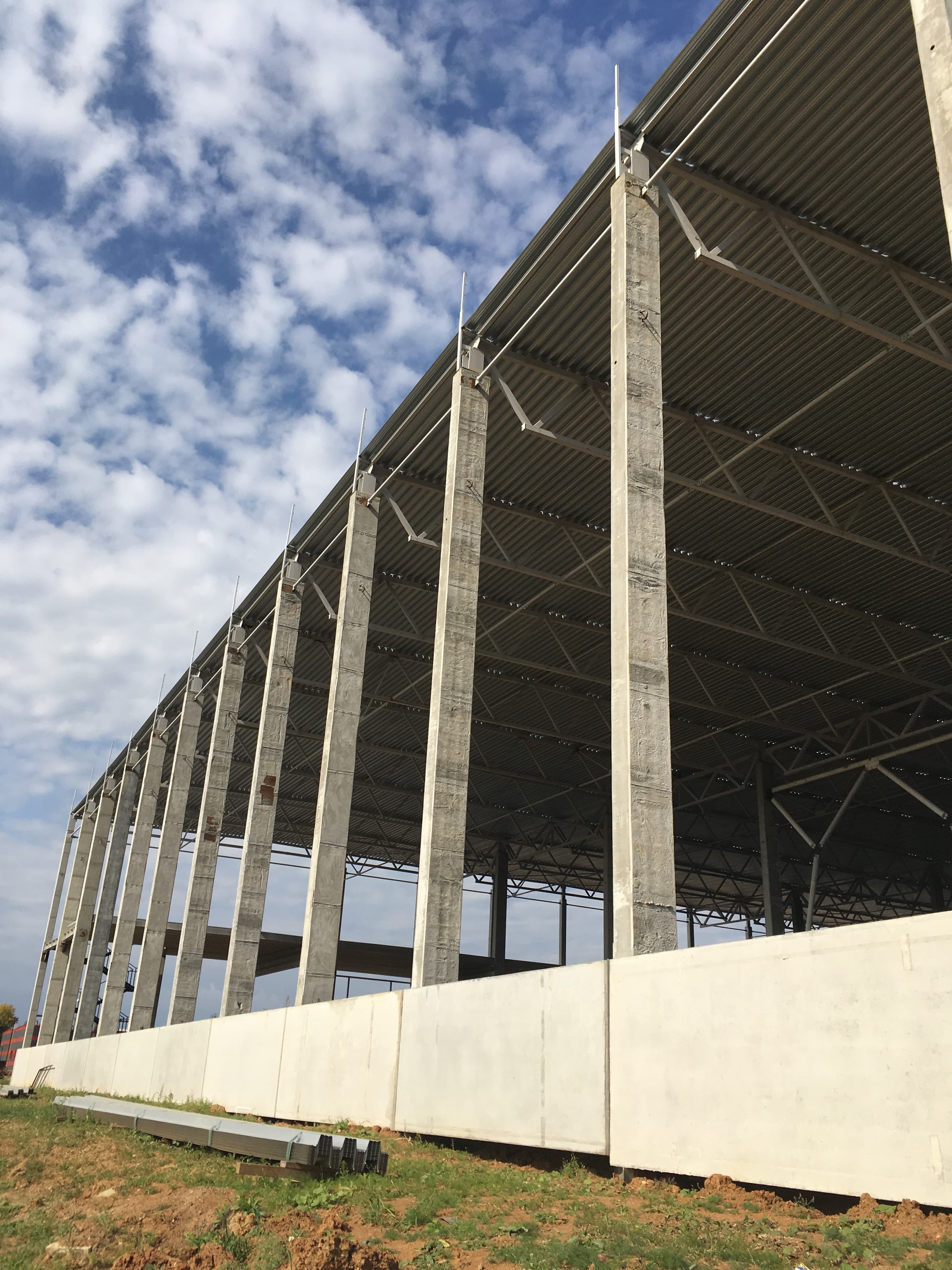 Изготовили и смонтировали металлоконструкции крыши здания склада в Ленинградской области 120х72м - изображение 1