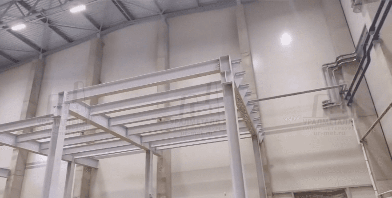 Шутка.Монтируем балки внутри строящегося цеха - изображение 3