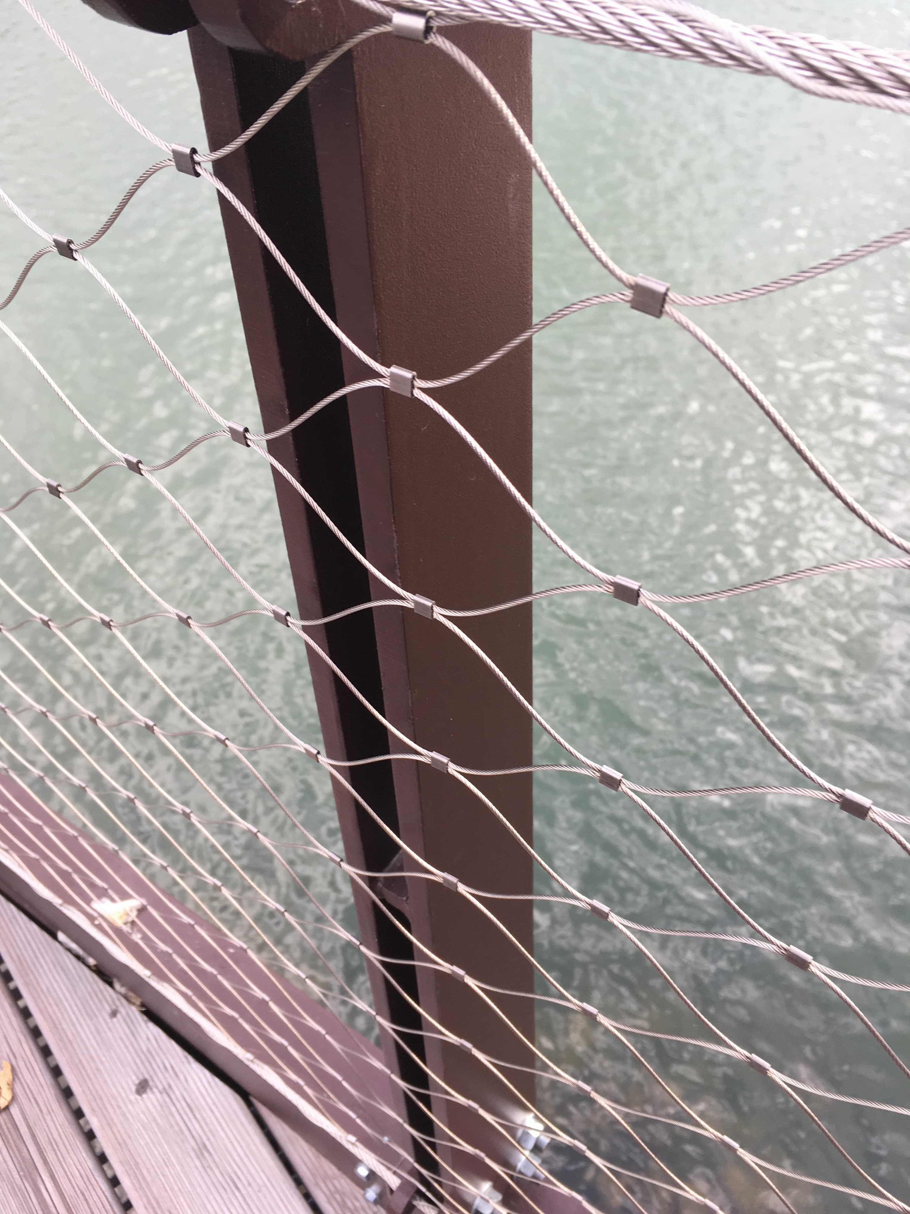 Сделали необычное ограждение на озере - изображение 3