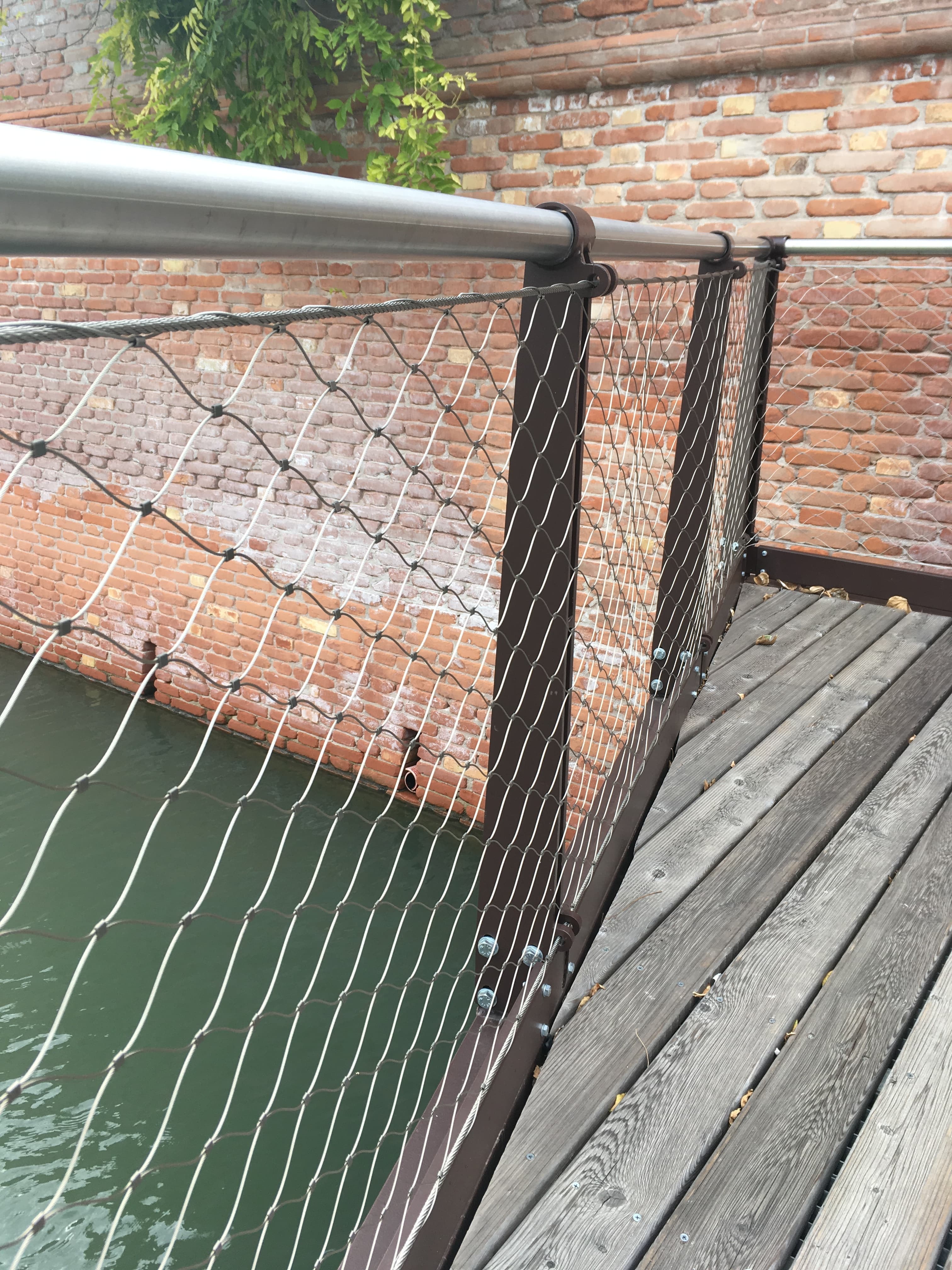 Сделали необычное ограждение на озере - изображение 5