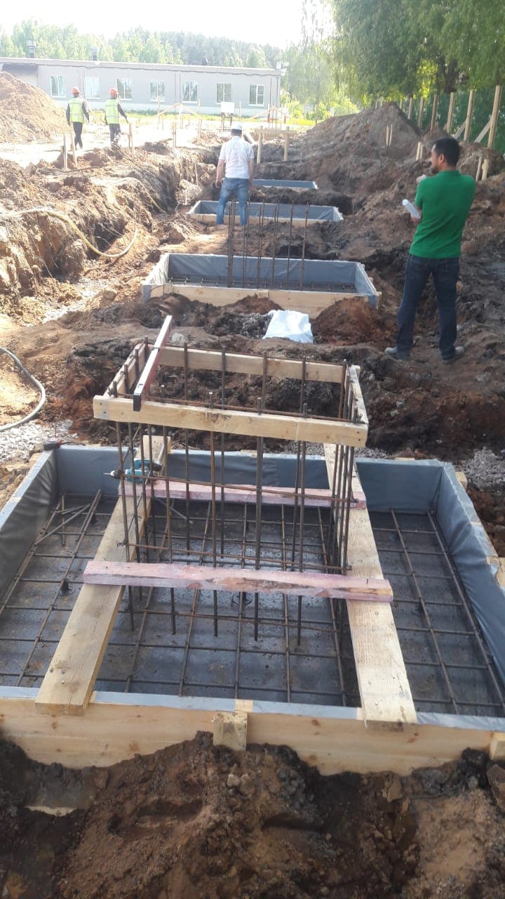 Заливаем фундаменты под опоры здания