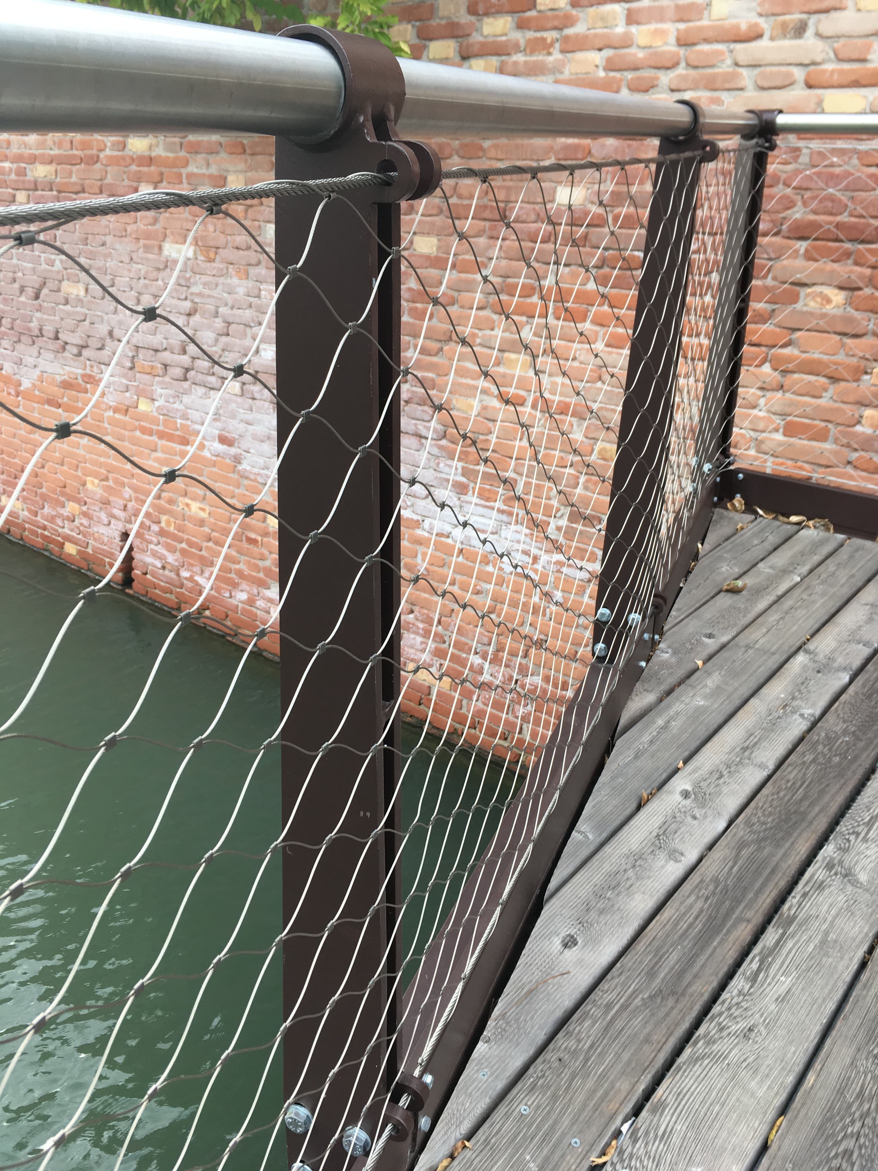 Сделали необычное ограждение на озере - изображение 6