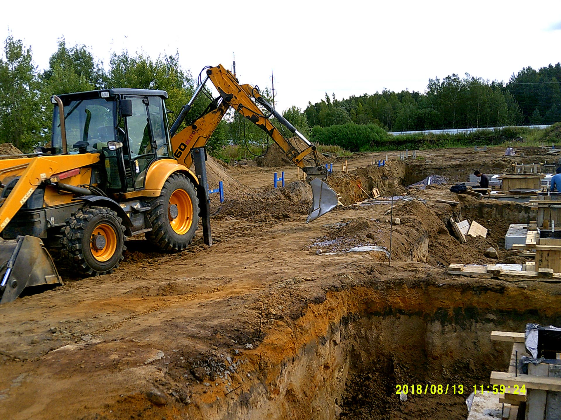 Откапываем под фундаменты