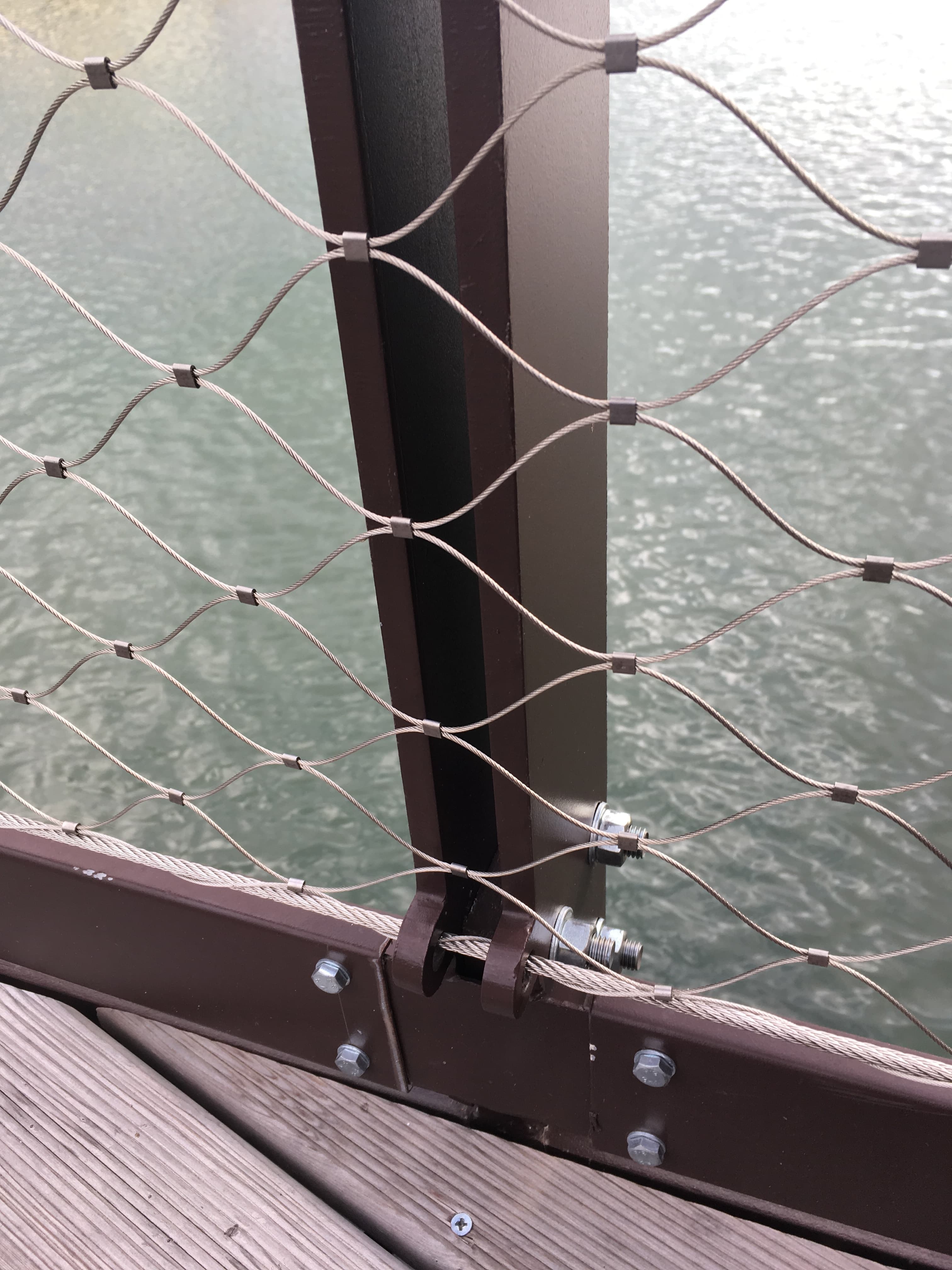 Сделали необычное ограждение на озере - изображение 4