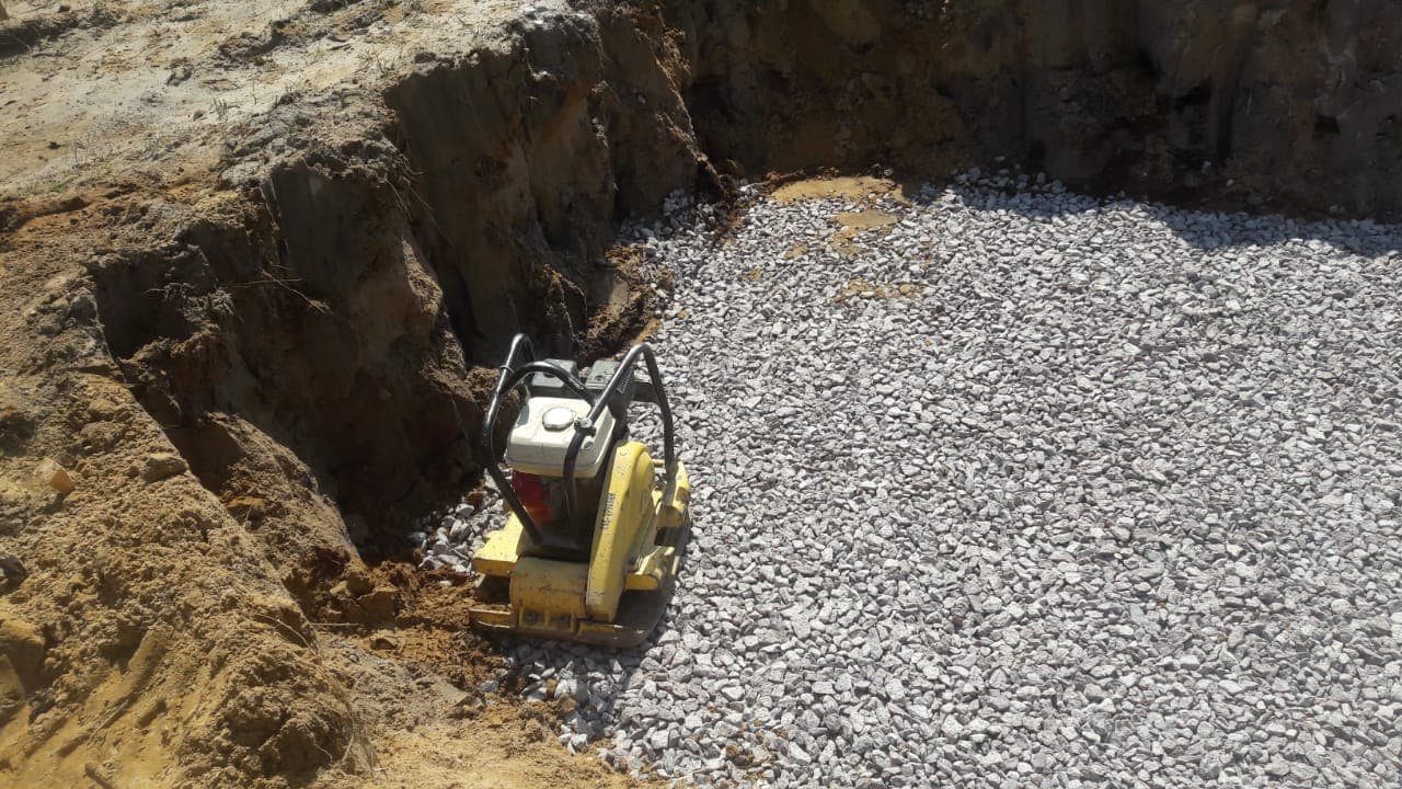 Отсыпали площадку и подушки под фундаменты - изображение 2