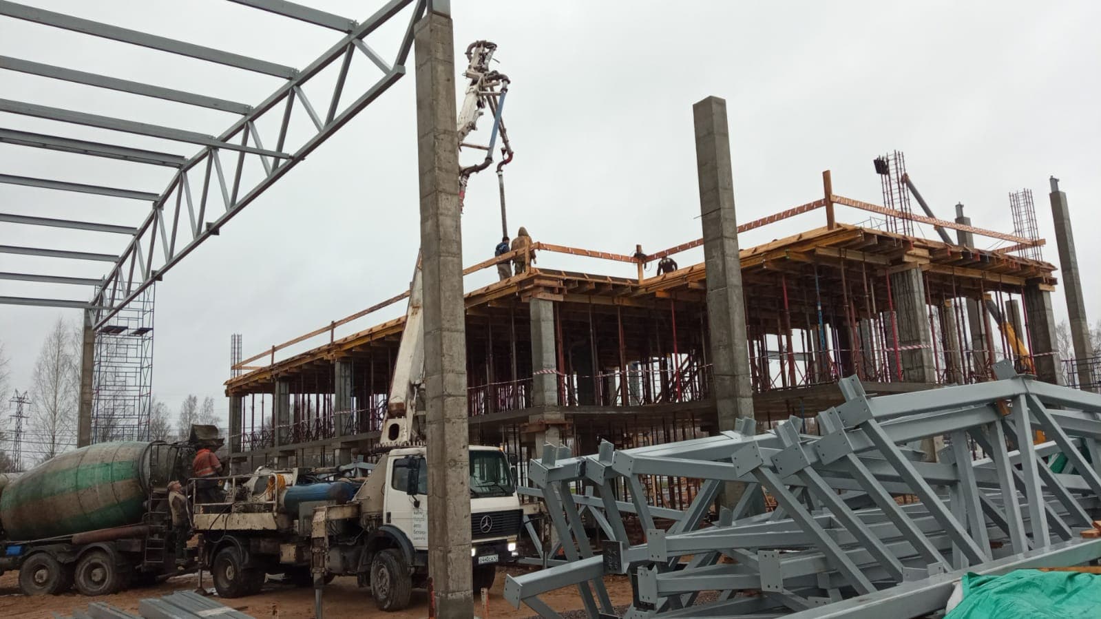 Заливаем площадку третьего этажа