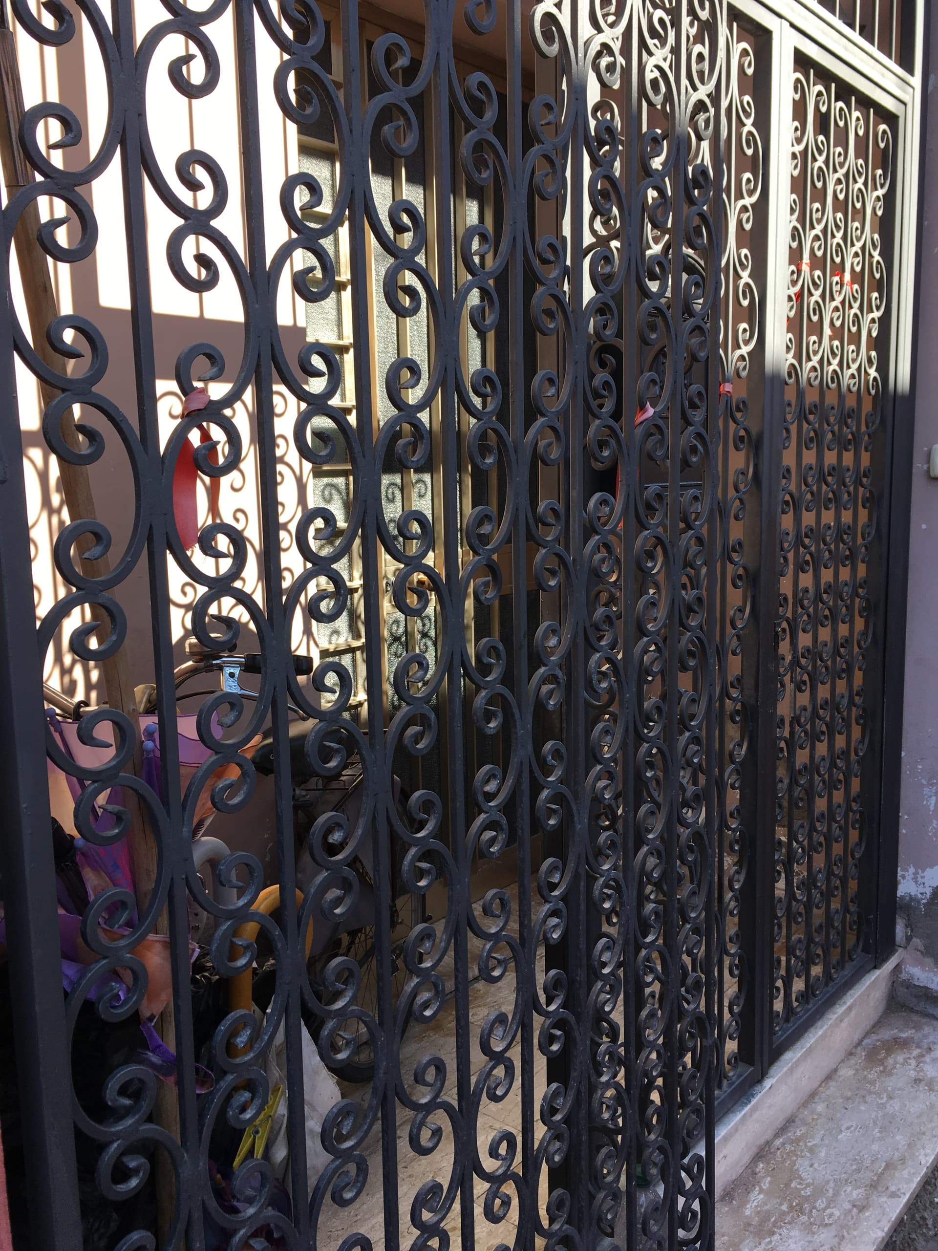 Сделали решетку на первый этаж