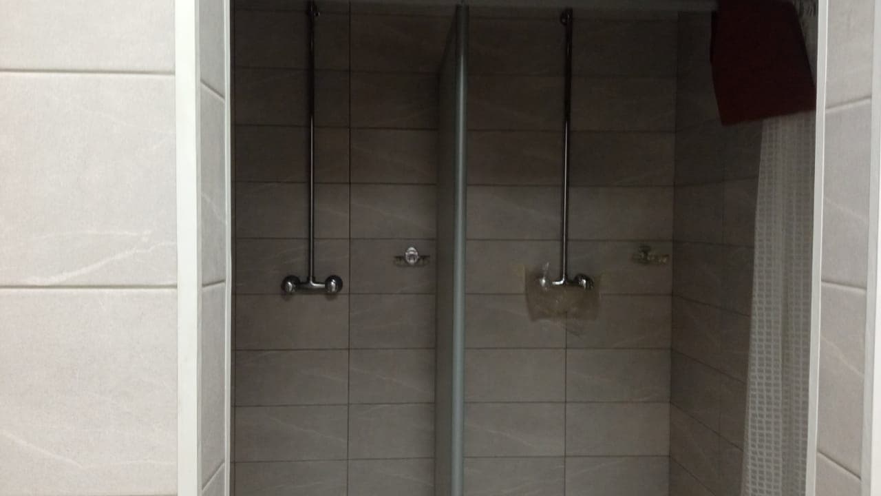 Сделали внутреннюю отделку душевых и санузлов на предприятии.