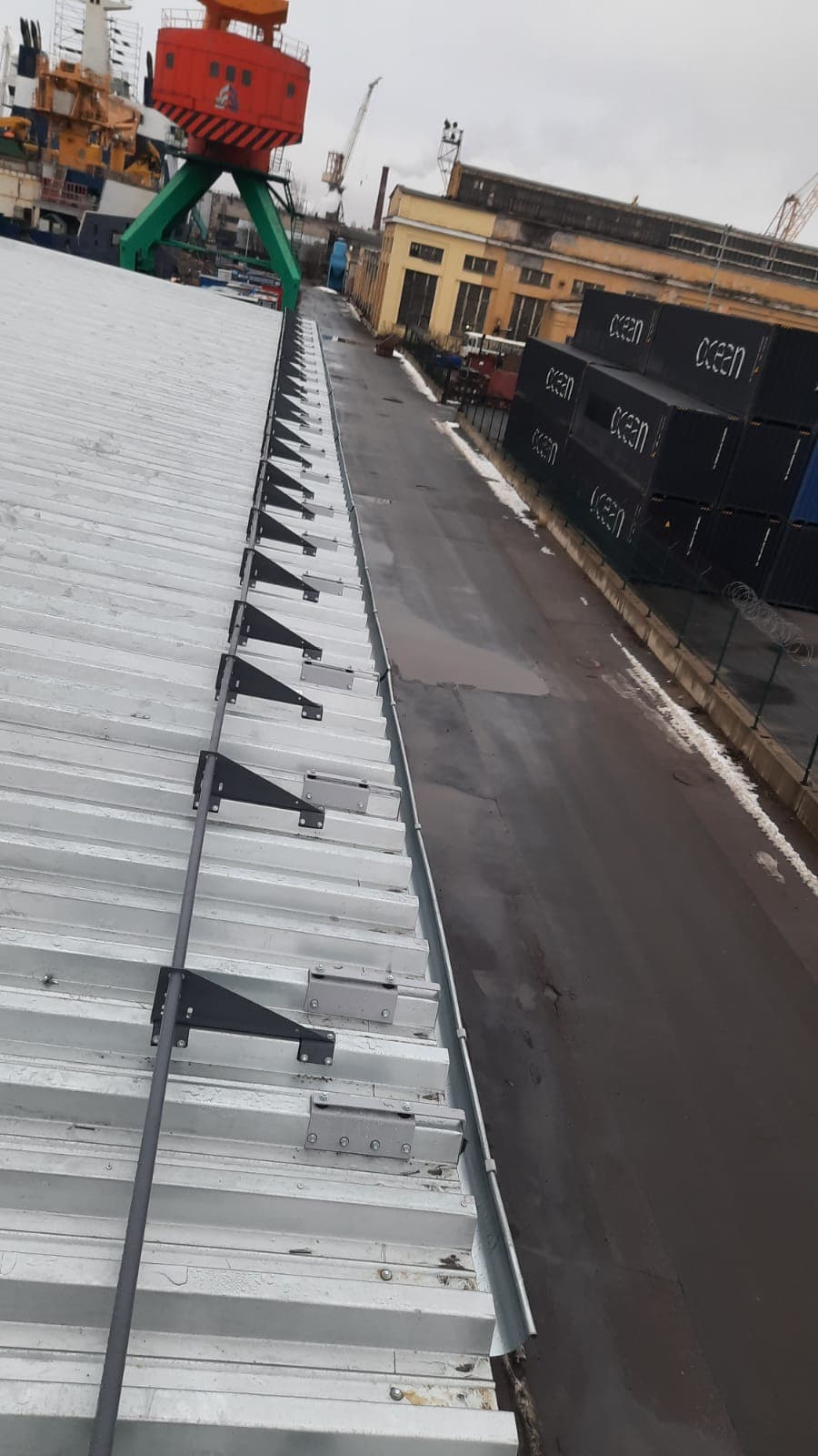 Установили снегозадержатели и водосточную систему в СПб.