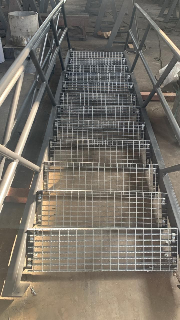 Изготовили лестничные марши