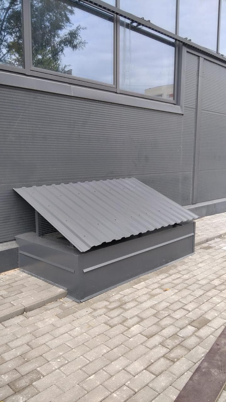 Смонтировали козырьки для приямков