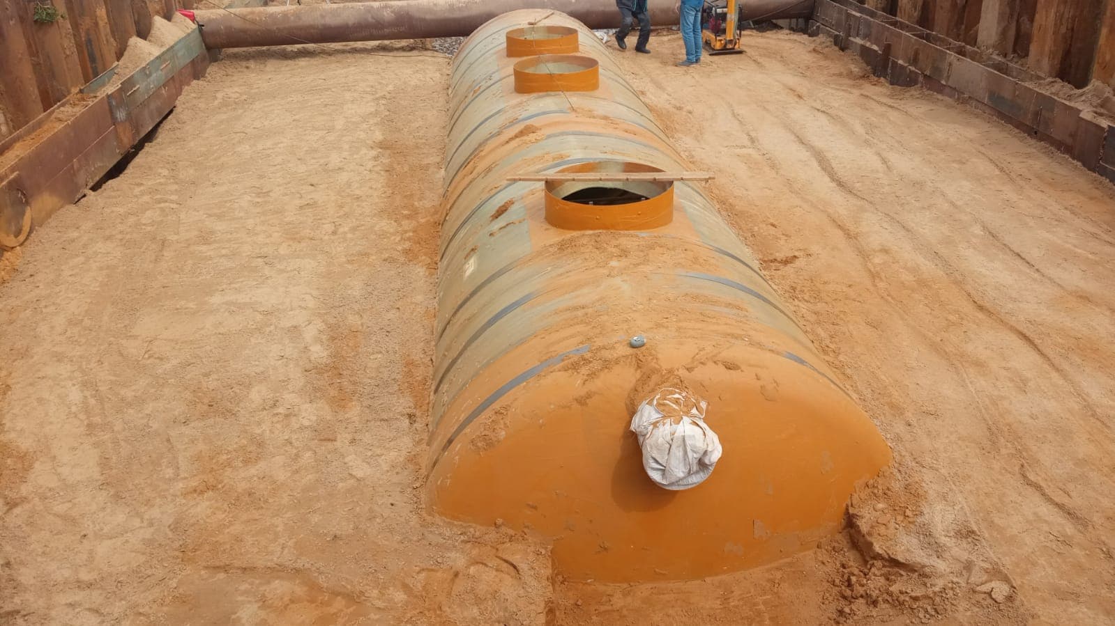 Закопали цистерну. Опустили в котлован, засыпали песком с послойной трамбовкой