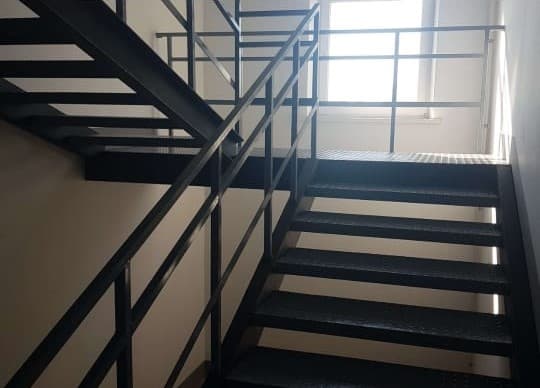 Сделали лестницу в административное здание на второй этаж. - изображение 1