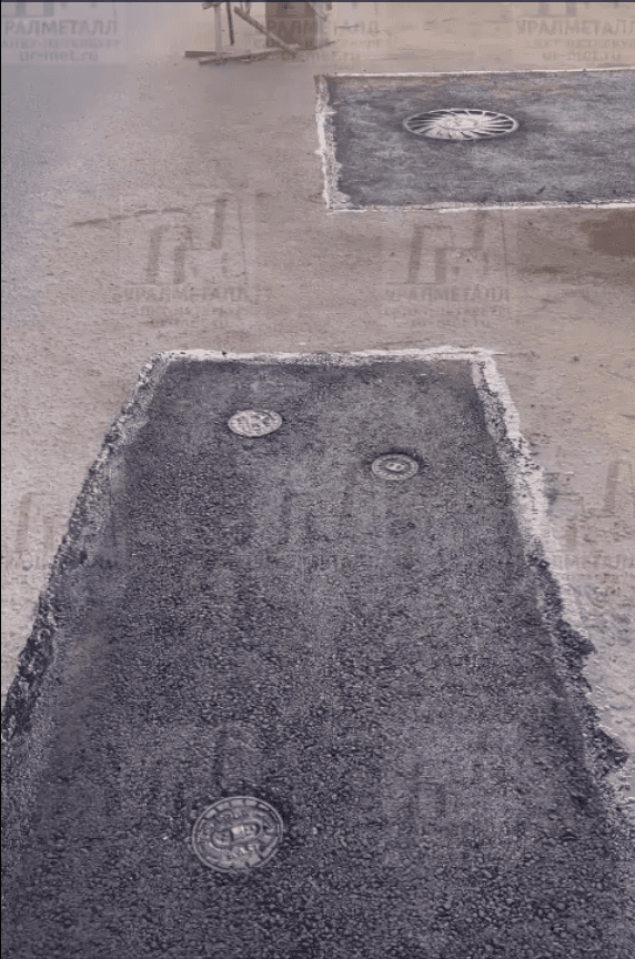 Положили асфальт, прошли швы битумом, сейчас пройдем вокруг люка и коверов