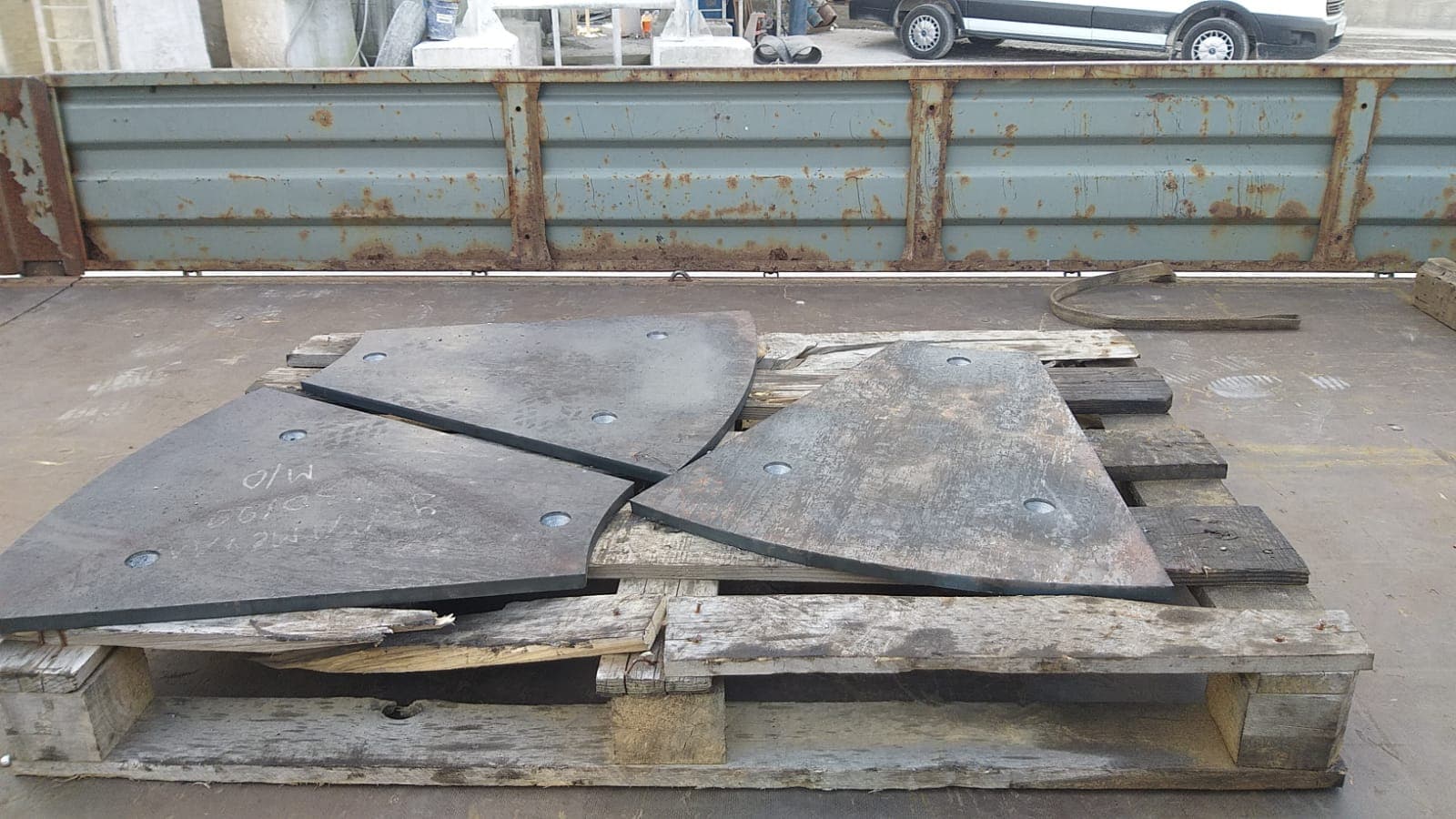 Вырезали на плазме листы и сделали зенковку