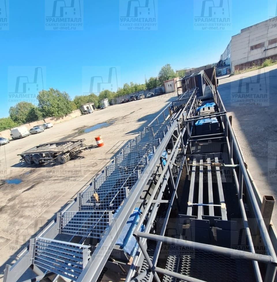 Привезли лестницы на объект