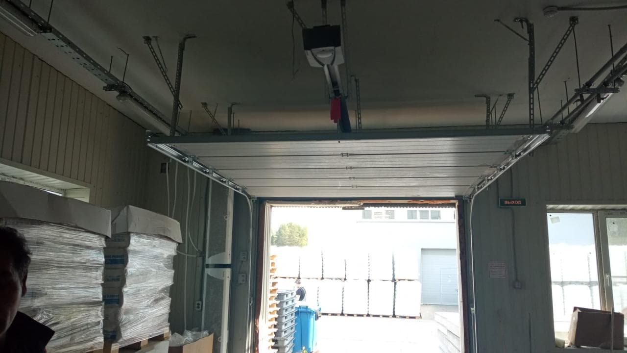 Подготовка проема и установка ворот подъемно-секционных с электроприводом