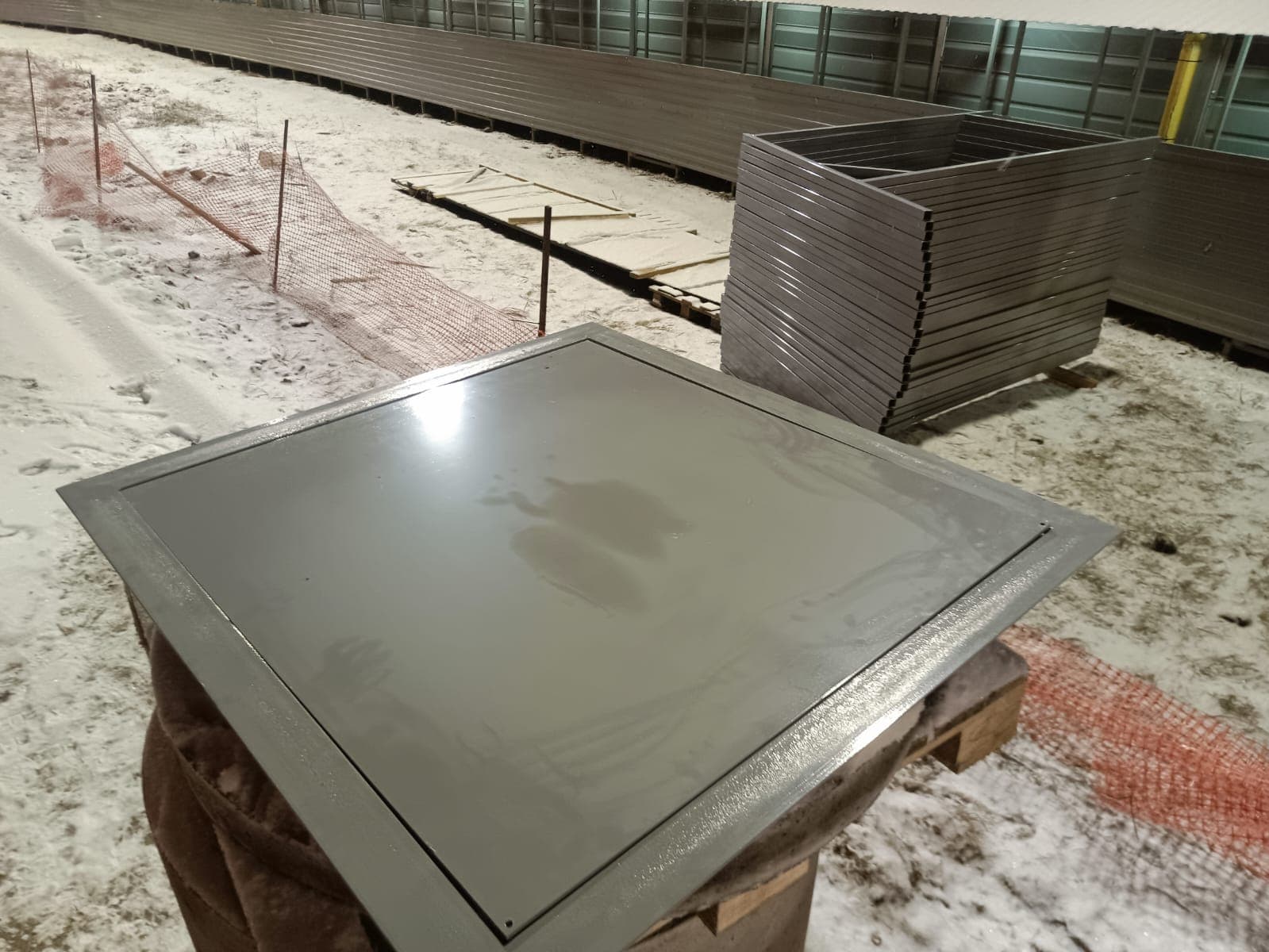 Сварили люк на колодец в СПб.