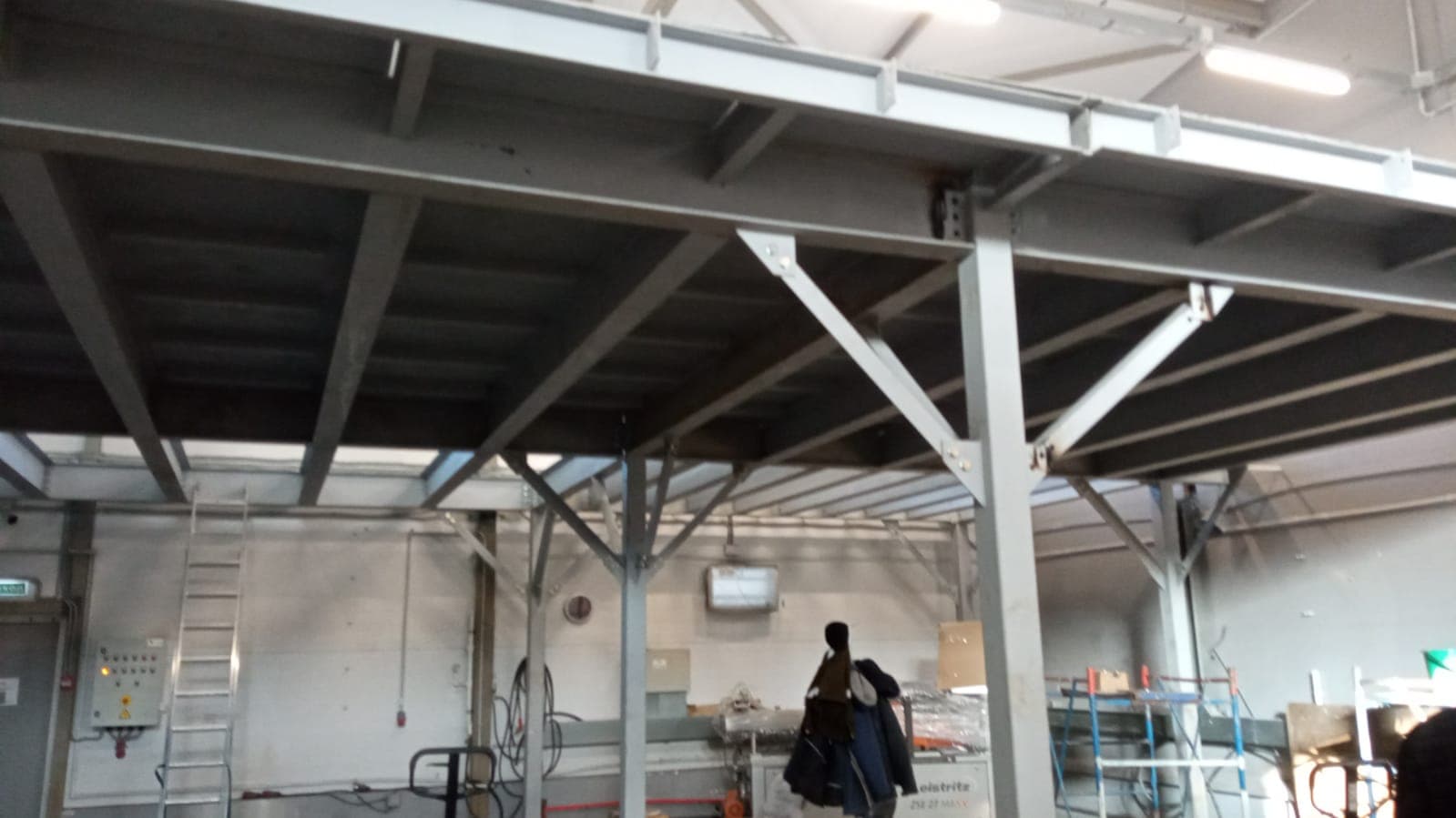 Смонтировали техническую площадку 11,5х9,4м в производственном цехе.