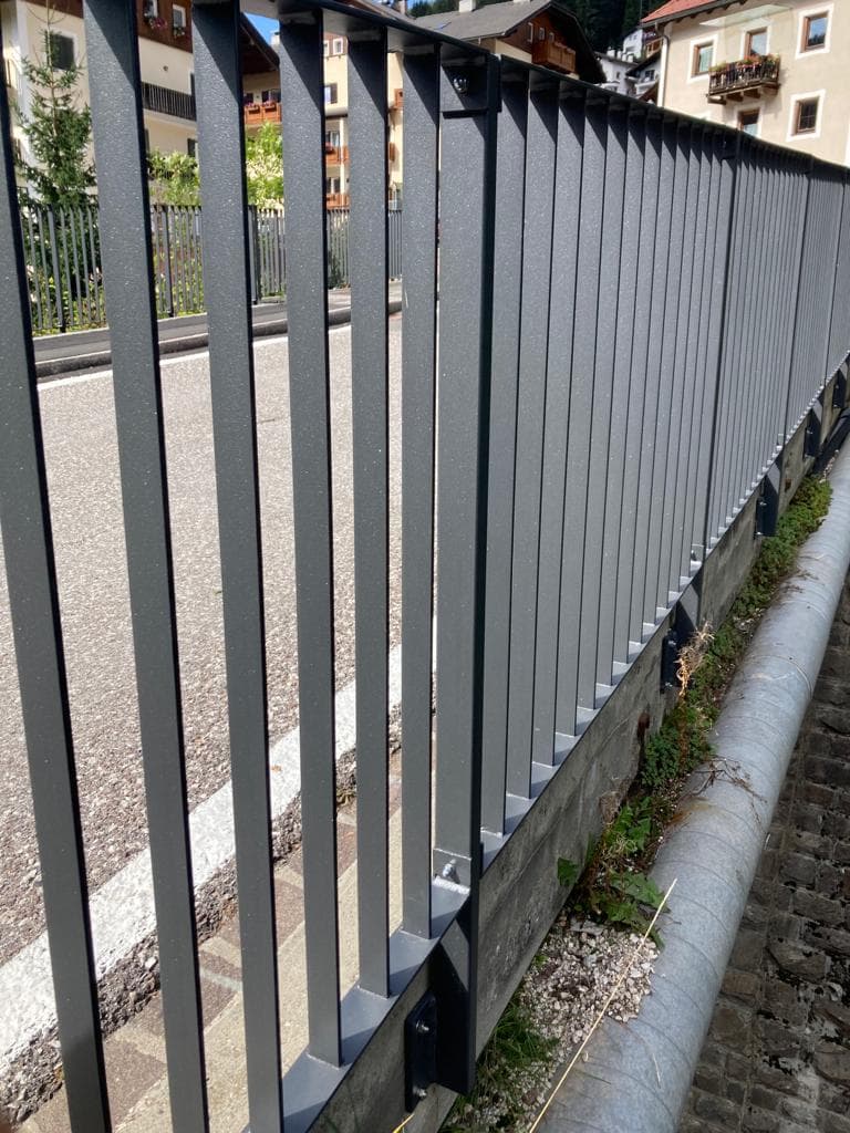 Изготовили и смонтировали ограждения на мосту