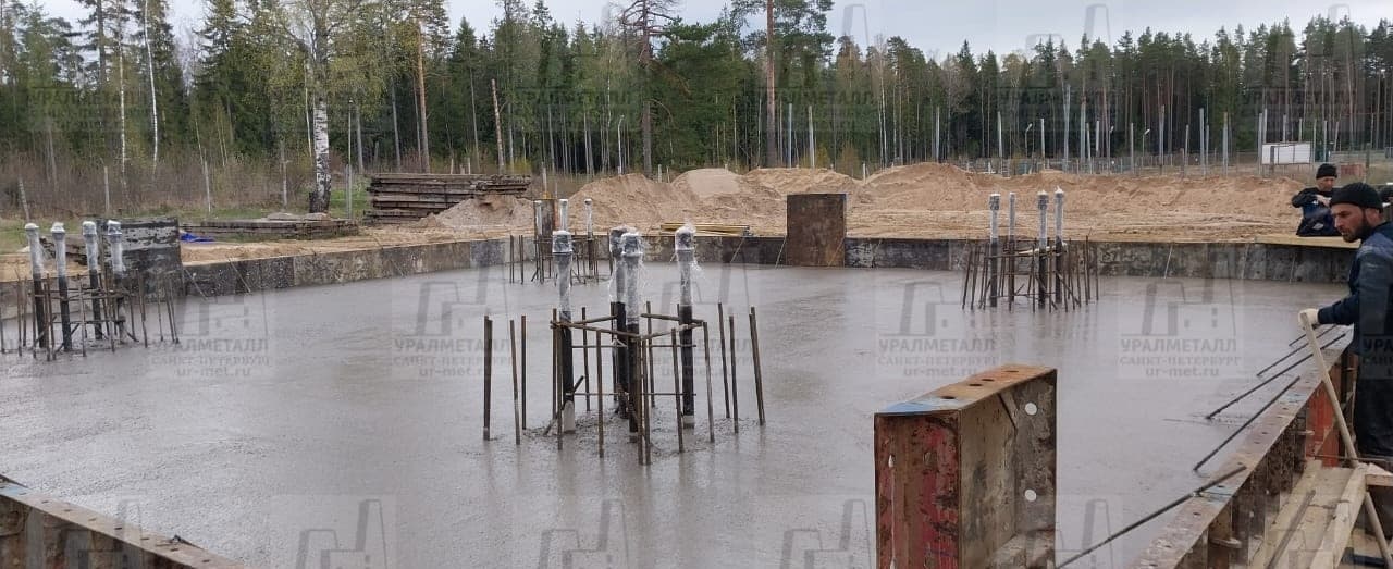 Монолитная заливка основания фундамента под башню.