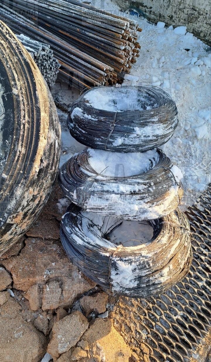 Доставляем арматуру и вязальную проволоку для устройства полов в ангаре