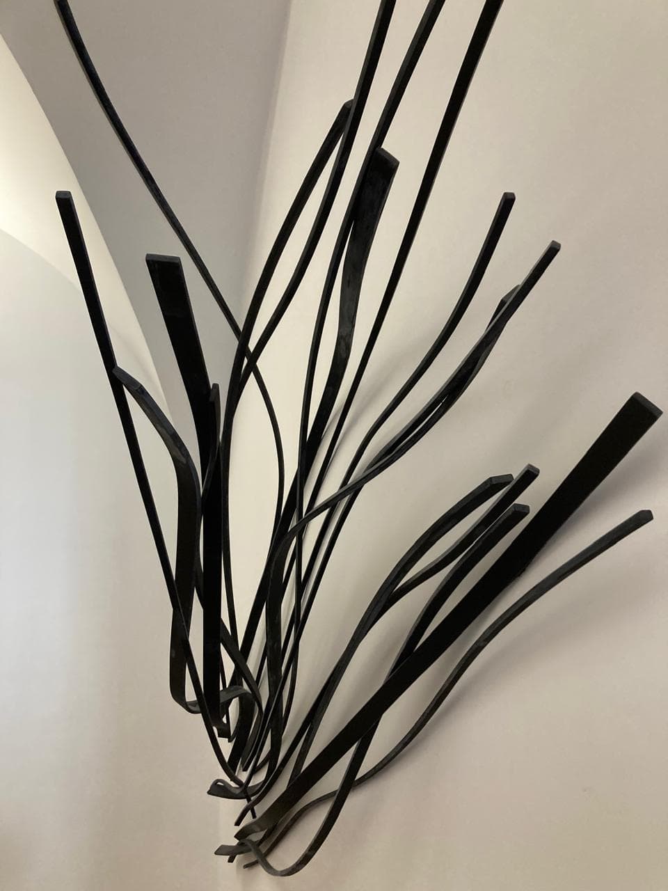 Арт-объект из квадрата и полосы горячекатаной.