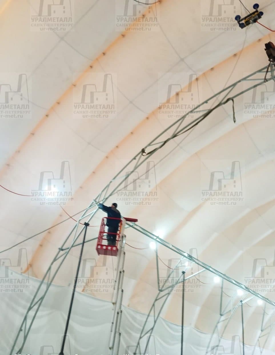 Монтируем арочную конструкцию для оборудования в надувной ангар