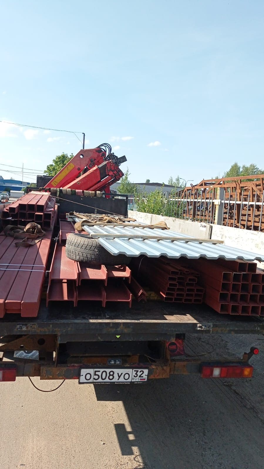 Отправляем на объект набор металлоконструкций для каркаса навеса.