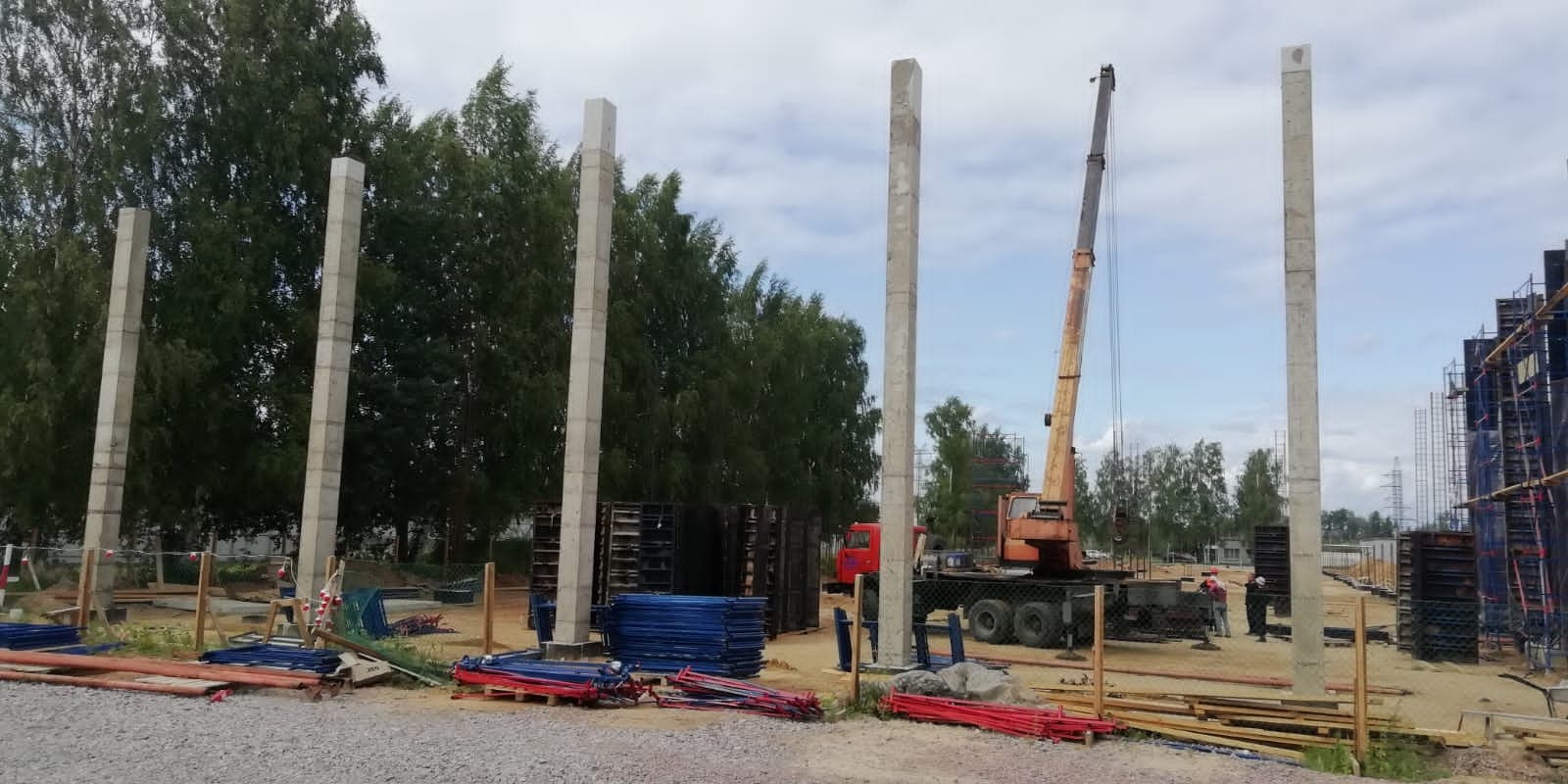 Заливаем монолитные колонны склада