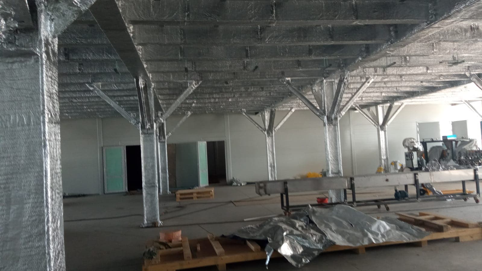 Изготовили и смонтировали площадку, затем обернули металлоконструкции огнезащитным матом