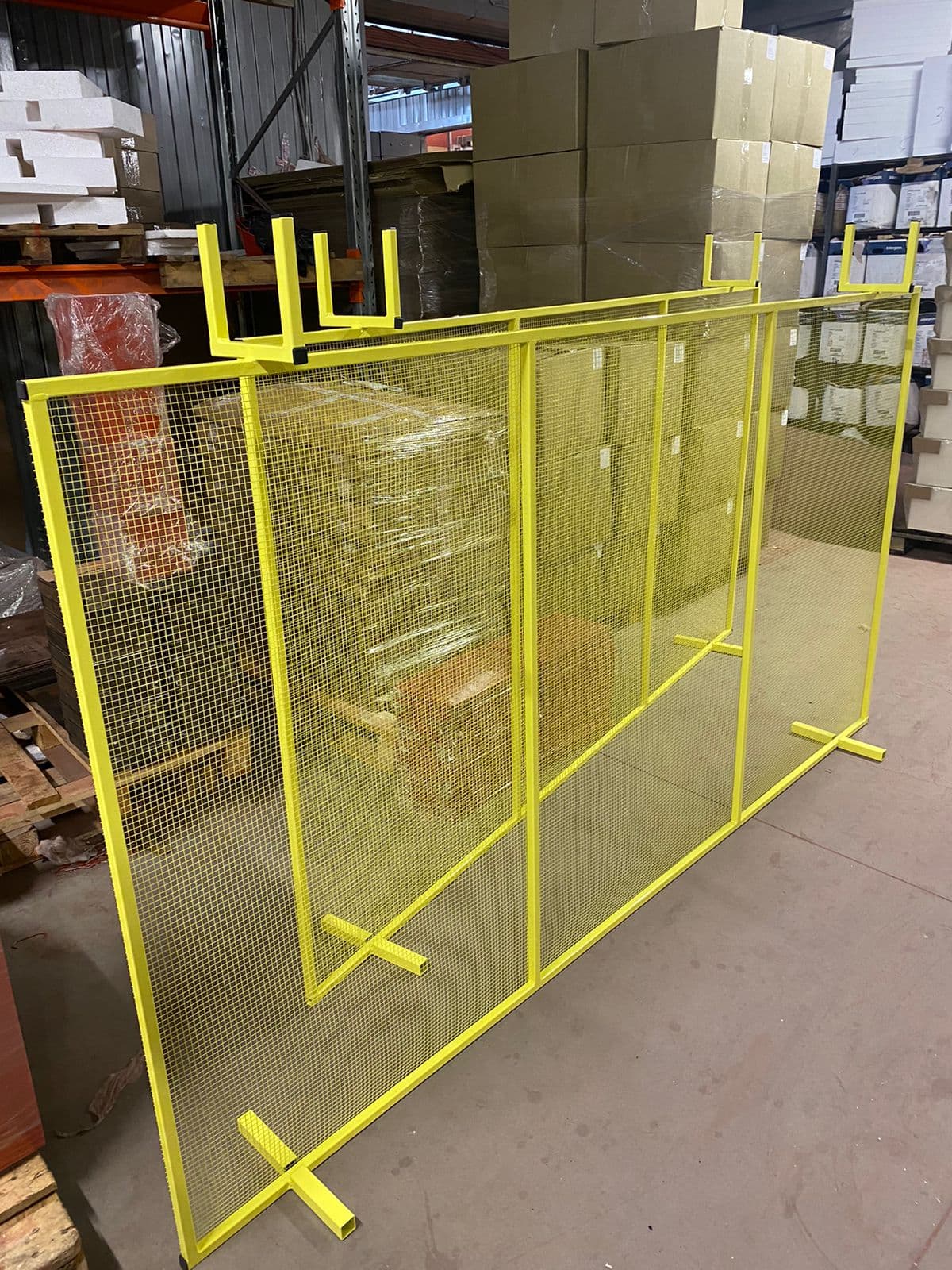 Сварили и покрасили сетчатые ограждения на склад для Яндекс Маркета