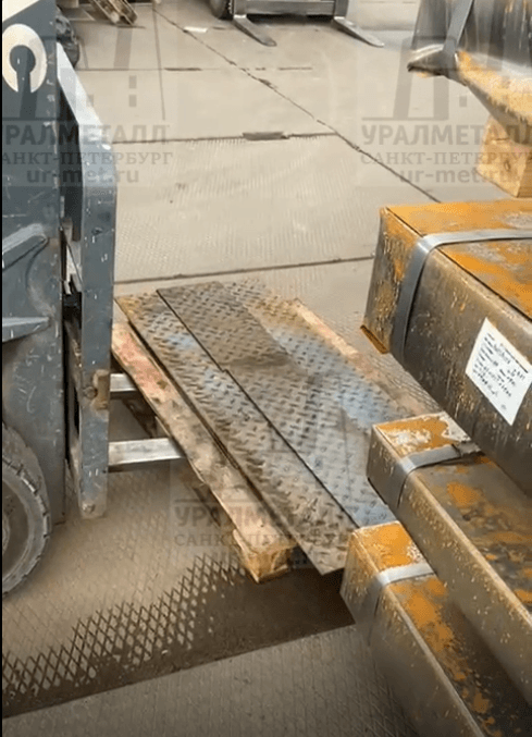 Выполнили резку рифлёного листа под изготовление настилов и ступеней.