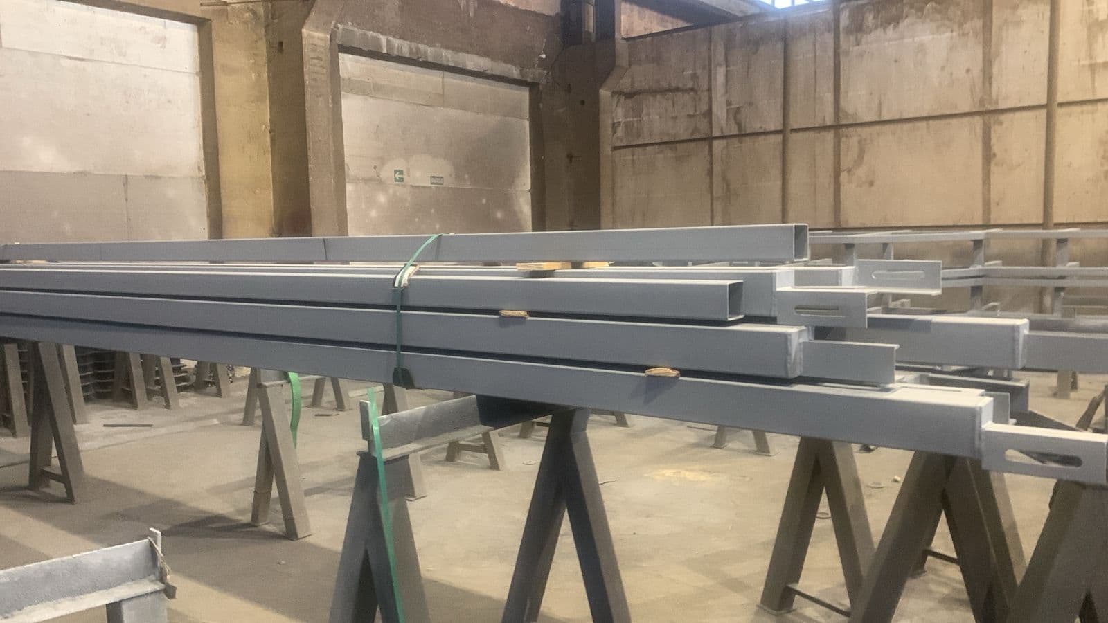 Изготовили металлоконструкцию каркаса для офисных комнат в производственном здании.