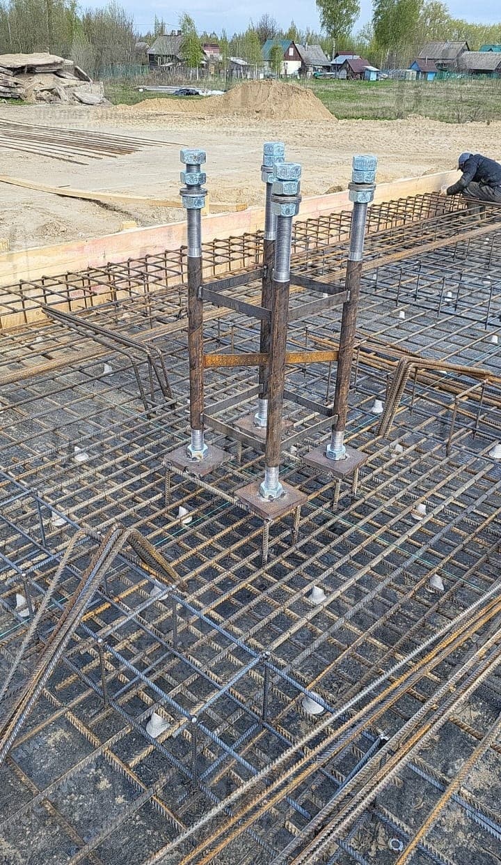 Вяжем арматуру фундамента основания башни, устанавливаем корзины