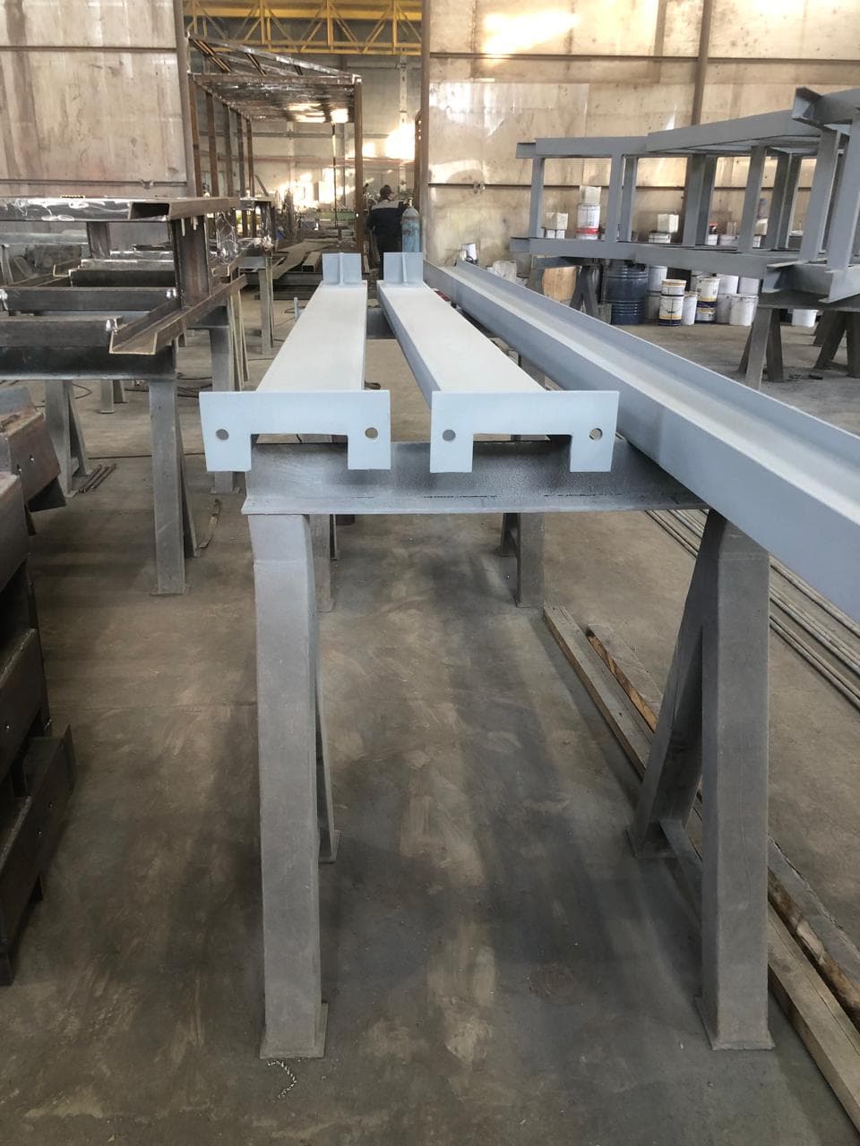 Изготовили раму для ворот в проломе стены.