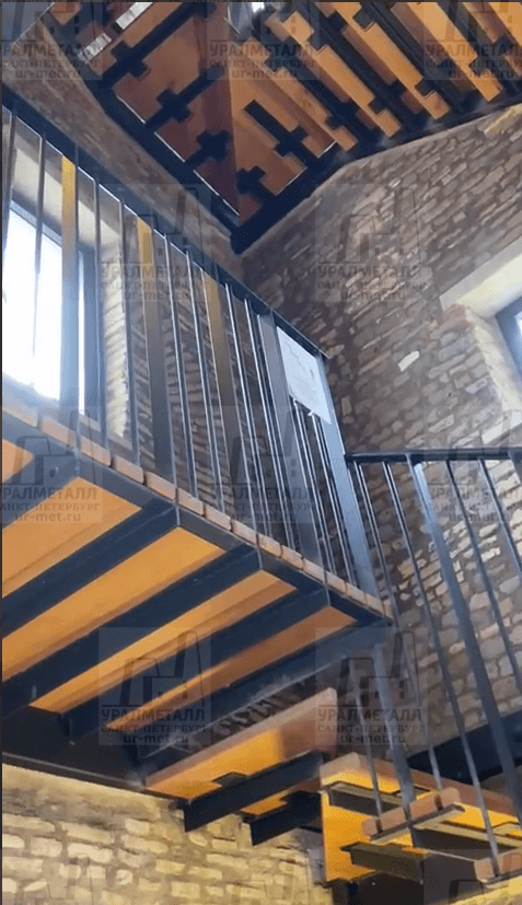 Изготовили и установили лестницу для башни