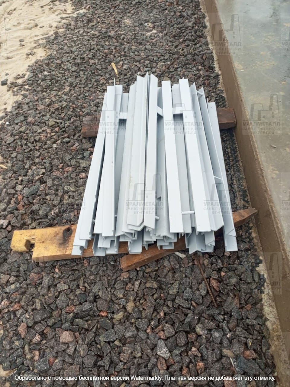 Фахверковые стойки для крепления сэндвич-панелей