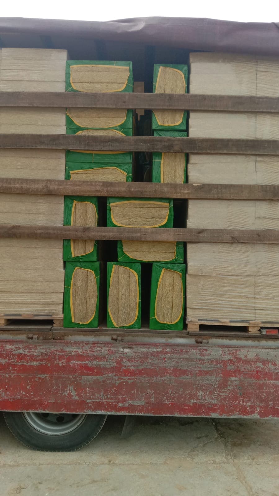 Возим минеральную вату на крышу на объект.