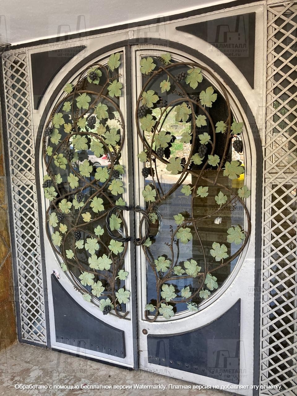 Красивая кованая решетка на двери