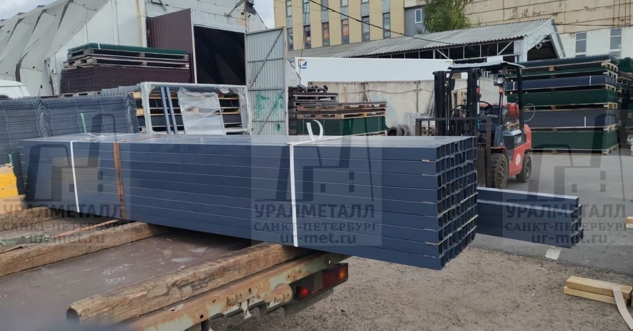 Столбы для сетчатого ограждения, покрыты порошковой краской, графит