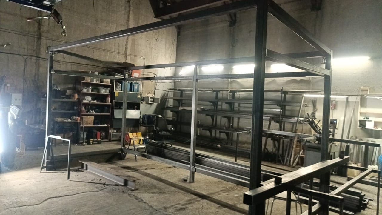 Сварили металлический каркас курилки в СПб.