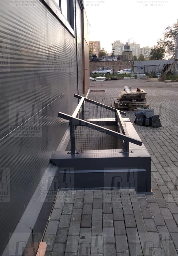 Монтируем козырьки на приямки