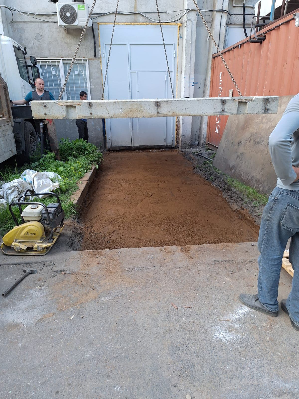 Положили на въезде на производство железобетонную плиту ПАГ 14