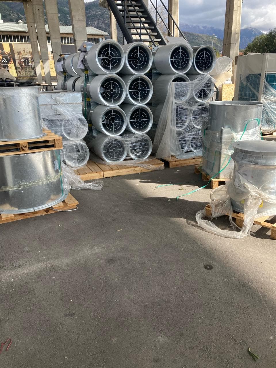 Поставили вентиляцию и оборудование на объект.