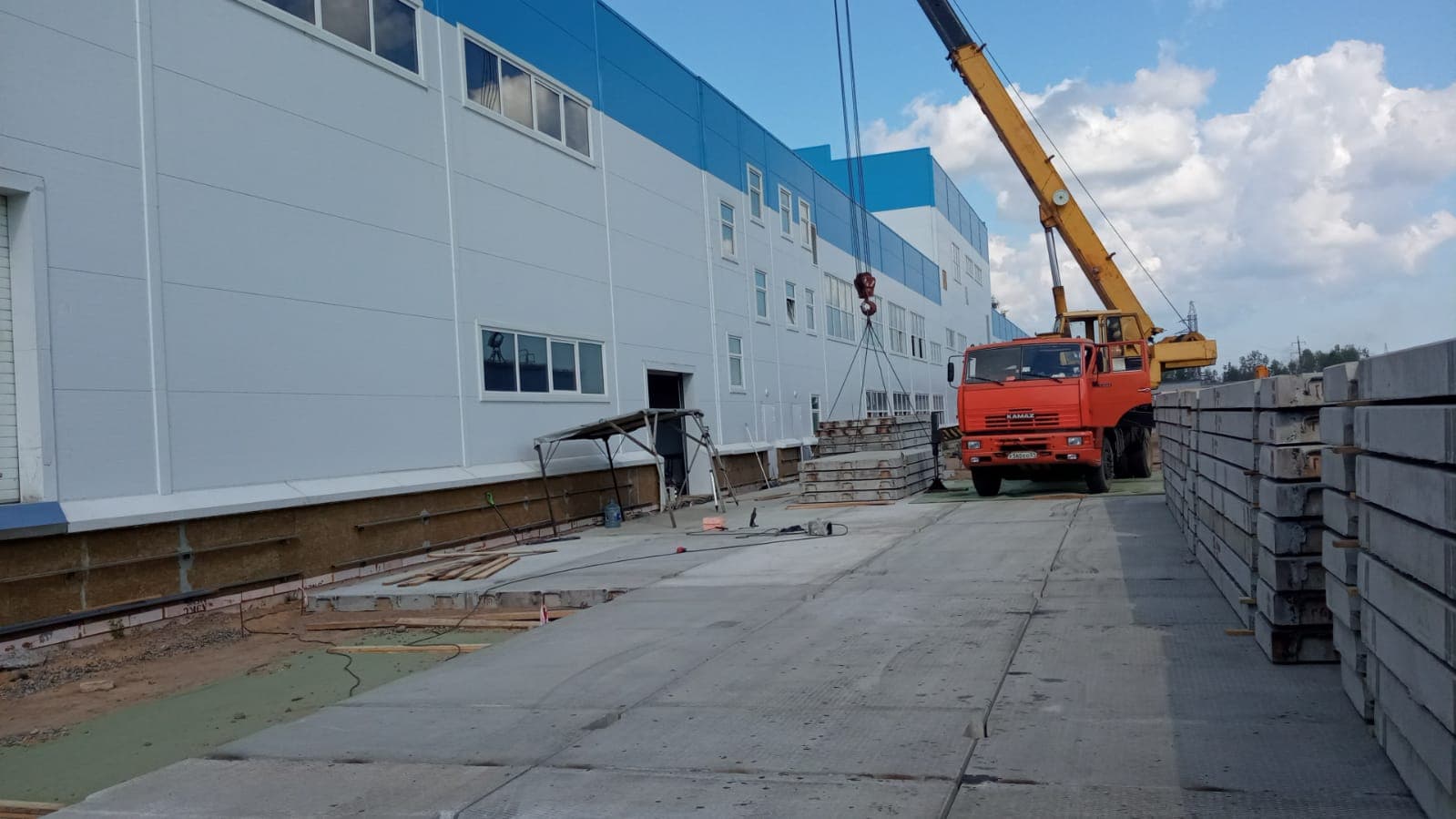 Укладываем плиты ПАГ-18 на территории завода