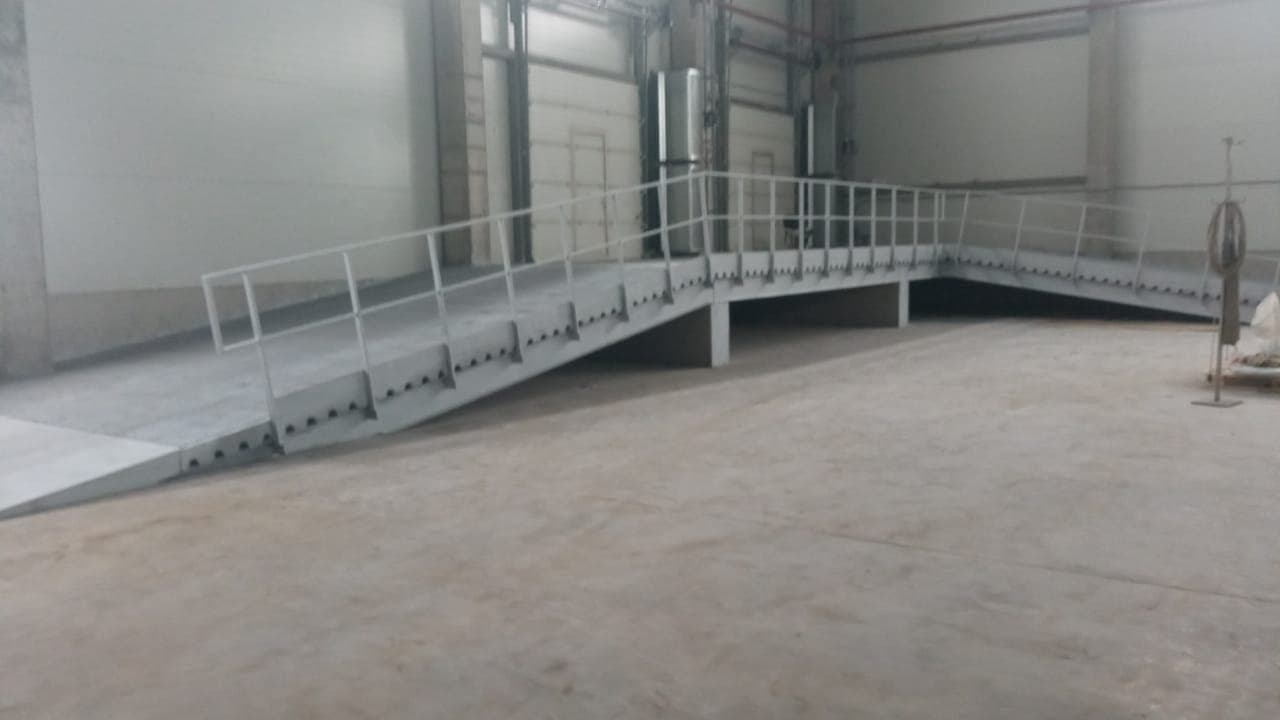 Залили бетонно-металлический пандус.