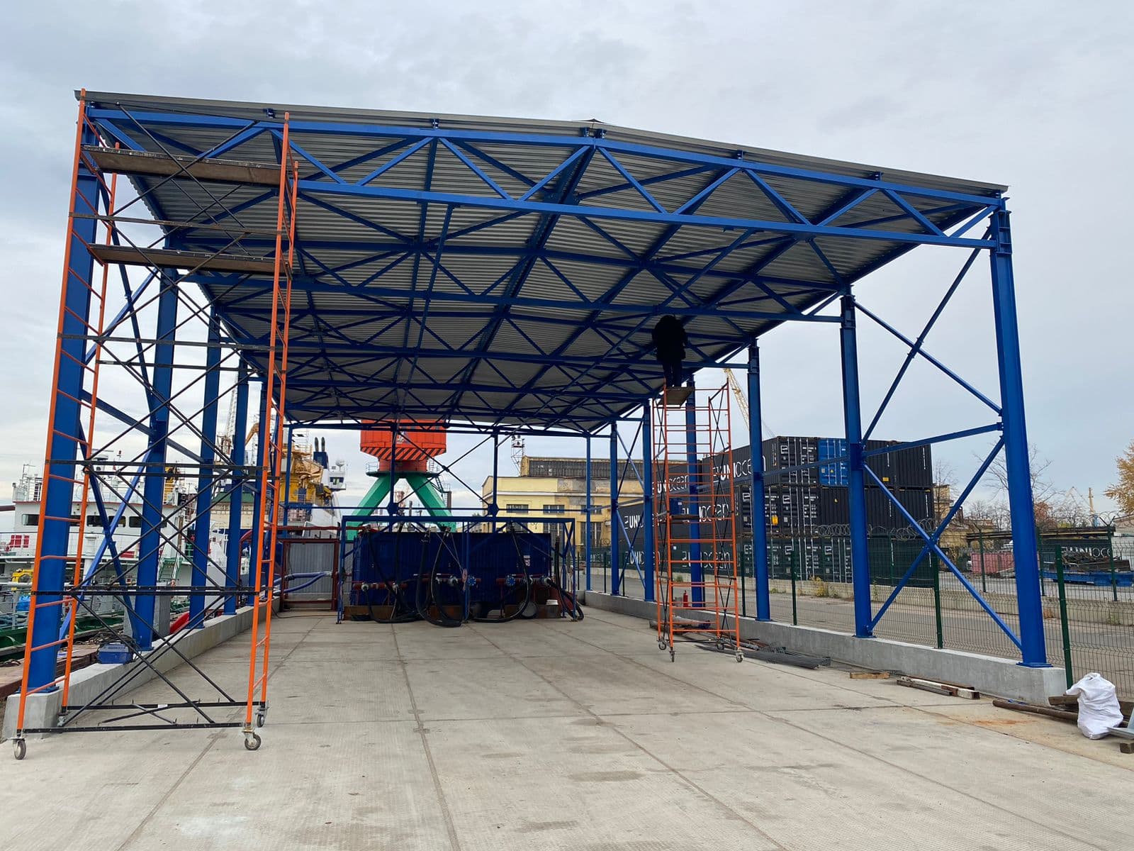 Смонтировали металлоконструкцию навеса