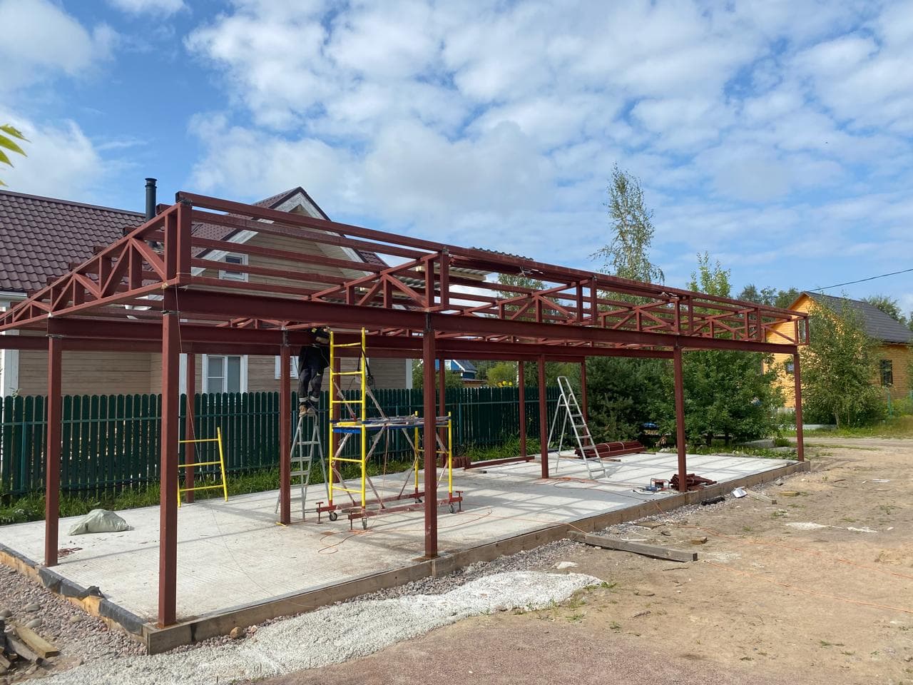 Построили навес для машин. Стены тоже будут обшиваться.